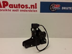 Gebruikte Motorkap Slotmechaniek Audi A6 (C6) 3.2 V6 24V FSI Prijs € 14,99 Margeregeling aangeboden door AP Autos