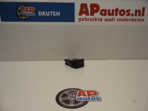 Gebruikte Schakelaar Achteruitverwarming Audi A3 (8L1) 1.9 TDI 90 Prijs € 20,00 Margeregeling aangeboden door AP Auto's