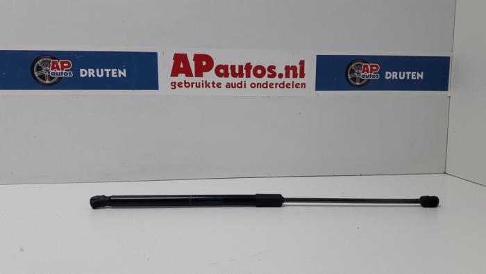 Amortisseur links-achter van een Audi A3 Sportback (8VA/8VF) 1.6 TDI Ultra 16V 2016