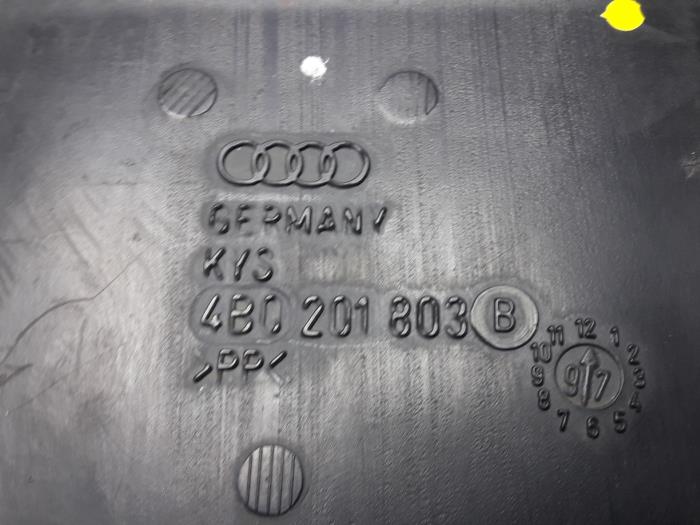Koolstoffilter van een Audi A6 (C5) 2.4 V6 30V 1998