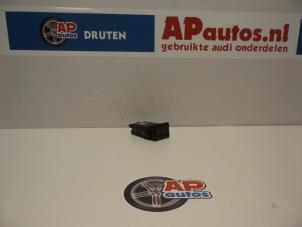 Gebruikte Schakelaar Achteruitverwarming Audi A3 (8L1) 1.6 Prijs € 20,00 Margeregeling aangeboden door AP Autos