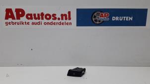 Gebruikte Paniekverlichtings Schakelaar Audi A4 Avant (B8) 1.8 TFSI 16V Prijs € 10,00 Margeregeling aangeboden door AP Autos