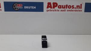 Gebruikte Schakelaar handrem Audi A4 Avant (B8) 1.8 TFSI 16V Prijs € 15,00 Margeregeling aangeboden door AP Autos