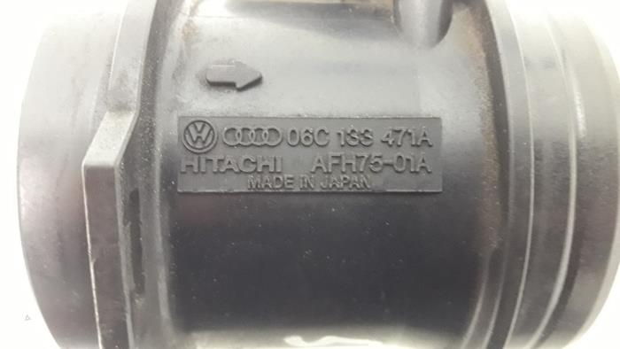 Luchtmassameter van een Audi A6 Avant Quattro (C5) 3.0 V6 30V 2002