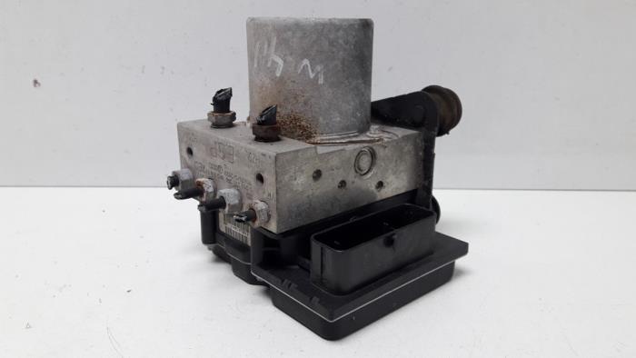 ABS Pomp van een Audi A4 Avant (B8) 2.0 TDI 16V 2011