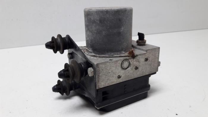 ABS Pomp van een Audi A4 Avant (B8) 2.0 TDI 16V 2011