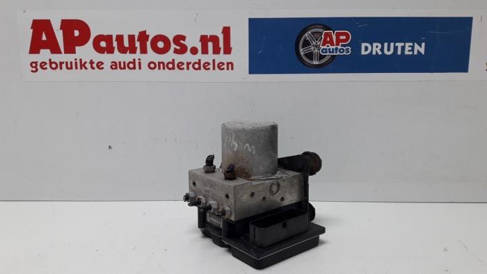 ABS Pomp van een Audi A4 Avant (B8) 2.0 TDI 16V 2011