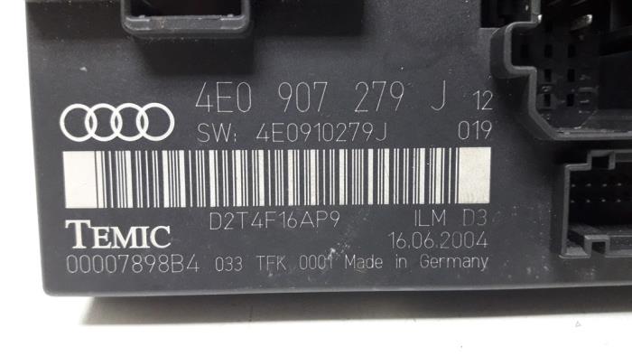 Boordcomputer van een Audi A8 (D3) 6.0 W12 48V Quattro 2004