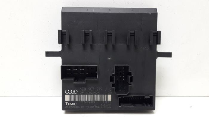 Boordcomputer van een Audi A8 (D3) 6.0 W12 48V Quattro 2004