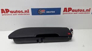 Gebruikte Opbergvak Audi A8 (D3) 6.0 W12 48V Quattro Prijs € 35,00 Margeregeling aangeboden door AP Autos