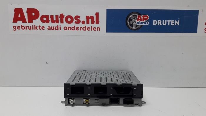 Radio module van een Audi A8 (D3) 3.7 V8 40V Quattro 2003