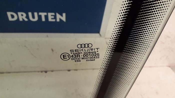 Deurruit 4Deurs links-voor van een Audi A8 (D2) 2.5 TDI V6 24V 2001