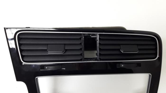 Dashboard deel van een Volkswagen Golf VII Variant (AUVV) 1.2 TSI 16V 2014