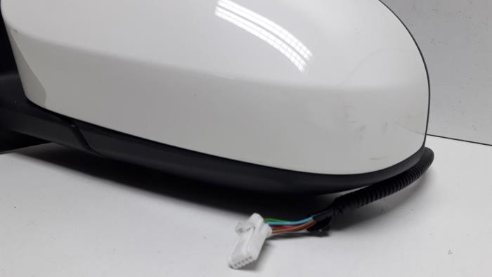Buitenspiegel links van een Peugeot 108 1.0 12V 2015