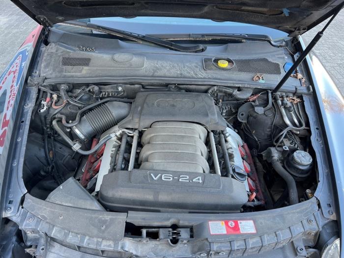 Motor van een Audi A6 Avant (C6) 2.4 V6 24V 2005