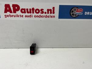 Gebruikte Paniekverlichtings Schakelaar Audi A4 (B5) 1.6 Prijs € 14,99 Margeregeling aangeboden door AP Autos