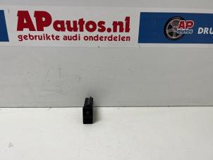 Gebruikte Verwarmingsschakelaar Achterruit Audi A4 (B5) 1.6 Prijs € 10,00 Margeregeling aangeboden door AP Autos