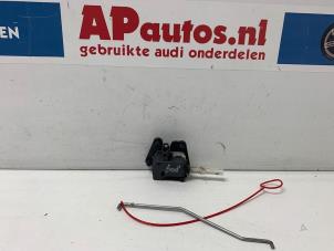 Gebruikte Centrale deurvergrendelingsmotor Audi A4 Avant (B6) 2.4 V6 30V Prijs € 19,99 Margeregeling aangeboden door AP Autos
