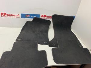 Gebruikte Matten Set Audi A4 Avant (B8) 1.8 TFSI 16V Prijs € 29,99 Margeregeling aangeboden door AP Auto's