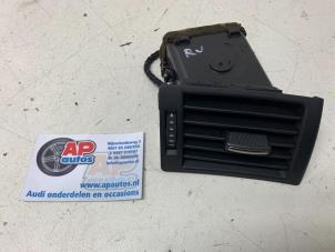 Gebruikte Luchtrooster Dashboard Audi A4 (B6) 2.4 V6 30V Prijs € 14,99 Margeregeling aangeboden door AP Auto's