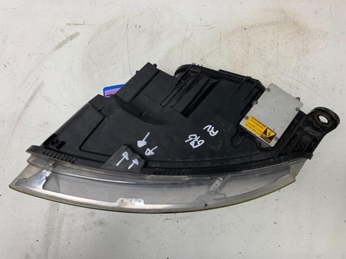 Koplamp rechts van een Audi A6 Avant (C6) 4.2 V8 40V Quattro 2005