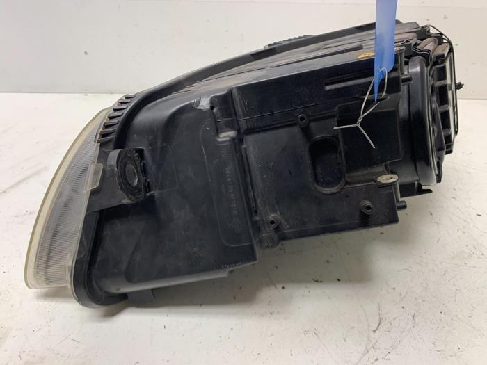 Koplamp rechts van een Audi A6 Avant (C6) 4.2 V8 40V Quattro 2005