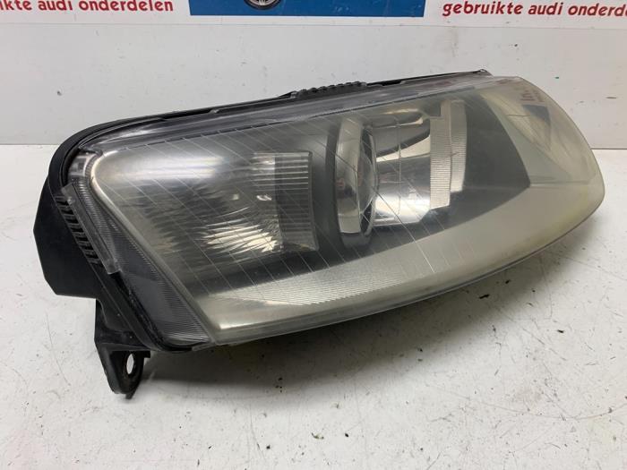 Koplamp rechts van een Audi A6 Avant (C6) 4.2 V8 40V Quattro 2005