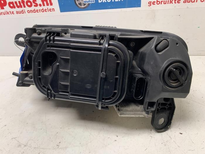 Koplamp rechts van een Audi A6 Avant (C6) 4.2 V8 40V Quattro 2005