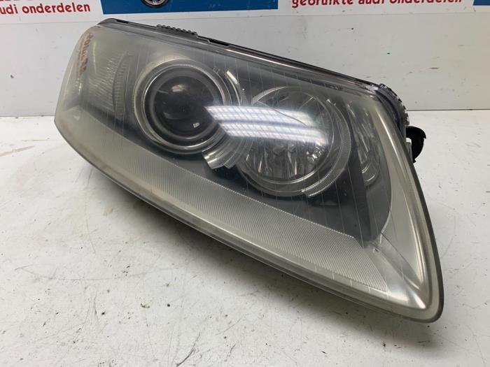 Koplamp rechts van een Audi A6 Avant (C6) 4.2 V8 40V Quattro 2005