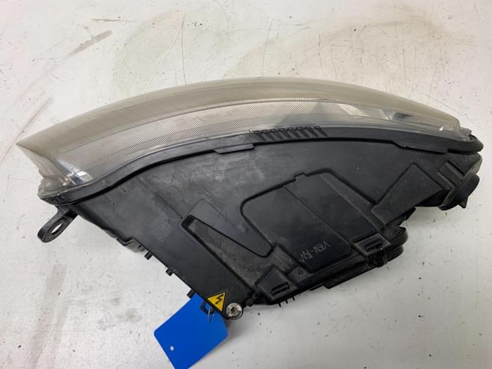 Koplamp rechts van een Audi A6 Avant (C6) 4.2 V8 40V Quattro 2005