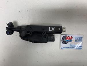 Gebruikte Koplamp Sproeier Audi A8 (D3) 3.7 V8 40V Quattro Prijs € 29,99 Margeregeling aangeboden door AP Auto's