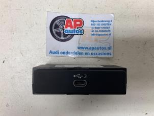 Gebruikte AUX/USB aansluiting Audi A5 Sportback (F5A/F5F) 2.0 40 TFSI Mild Hybrid 16V Prijs € 74,99 Margeregeling aangeboden door AP Auto's