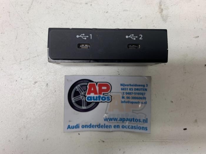 Gebruikte AUX/USB aansluiting Audi A3 Sportback (8YA) 1.4 40 TFSIe 16V Prijs € 64,99 Margeregeling aangeboden door AP Auto's
