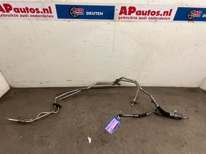 Oliekoeler van een Audi S4 Avant (B8) S4 3.0 TFSI V6 24V 2009