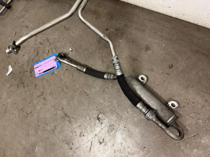 Oliekoeler van een Audi S4 Avant (B8) S4 3.0 TFSI V6 24V 2009