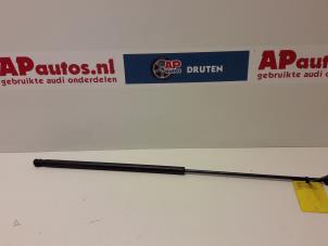 Gebruikte Motorkapdemper rechts Audi A4 (B6) 2.0 FSI 16V Prijs € 10,00 Margeregeling aangeboden door AP Autos