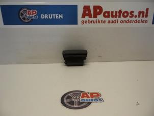 Gebruikte Asbak achter Audi A3 Sportback (8PA) 1.6 Prijs € 35,00 Margeregeling aangeboden door AP Autos