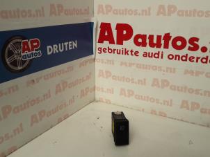 Gebruikte Mistlamp Schakelaar Audi A8 (D2) 2.8 V6 Quattro Prijs € 9,99 Margeregeling aangeboden door AP Autos