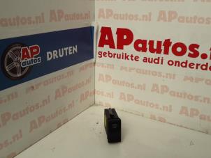 Gebruikte Verwarmingsschakelaar Achterruit Audi A8 (D2) 2.8 V6 Quattro Prijs € 10,00 Margeregeling aangeboden door AP Autos