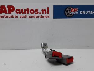Gebruikte Gordelspanner midden achter Audi A8 (D2) 4.2 V8 40V Quattro Prijs € 20,00 Margeregeling aangeboden door AP Autos