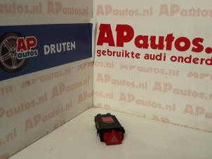 Gebruikte Paniekverlichtings Schakelaar Audi A8 (D2) 2.8 V6 30V Prijs € 9,99 Margeregeling aangeboden door AP Autos