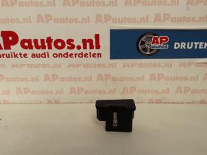 Gebruikte Asbak achter Audi A8 (D2) 2.8 V6 30V Prijs € 19,99 Margeregeling aangeboden door AP Autos