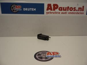 Gebruikte Verwarmingsschakelaar Achterruit Audi A3 (8L1) 1.9 TDI 90 Prijs € 20,00 Margeregeling aangeboden door AP Autos