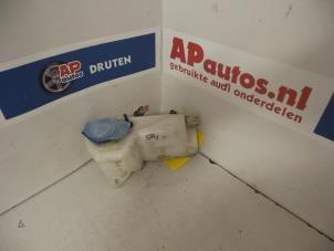 Gebruikte Ruitensproeiertank voor Audi A4 Avant (B6) 1.9 TDI PDE 130 Prijs € 15,00 Margeregeling aangeboden door AP Autos
