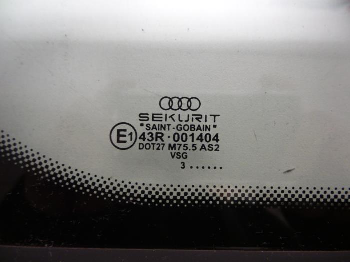 Ruit Driekhoek links-achter van een Audi A8 (D3) 3.7 V8 40V Quattro 2005