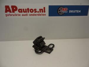 Gebruikte Scharnier deur rechts-voor Audi A4 (B7) 2.0 TDI 16V Prijs € 19,99 Margeregeling aangeboden door AP Autos
