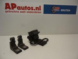 Gebruikte Scharnier deur rechts-achter Audi A4 (B7) 2.0 TDI 16V Prijs € 19,99 Margeregeling aangeboden door AP Auto's