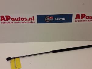 Gebruikte Amortisseur Motorkap links Audi A4 (B7) 2.0 TDI 16V Prijs € 9,99 Margeregeling aangeboden door AP Autos