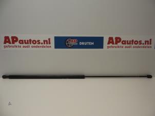 Gebruikte Motorkapdemper links Audi A6 (C4) 2.6 V6 Prijs € 9,99 Margeregeling aangeboden door AP Autos