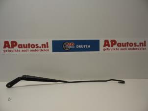 Gebruikte Ruitenwisserarm voor Audi A3 (8L1) 1.6 Prijs € 15,00 Margeregeling aangeboden door AP Autos